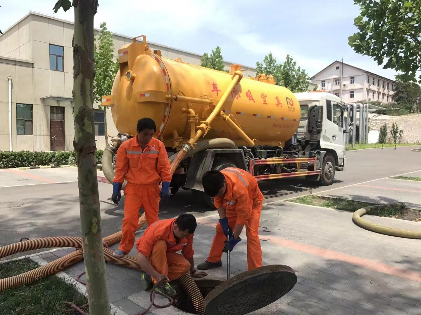 阿坝管道疏通车停在窨井附近